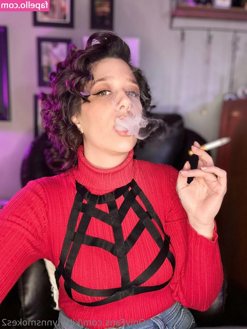 kittylynnsmokes2 - Come take my morning shower with me