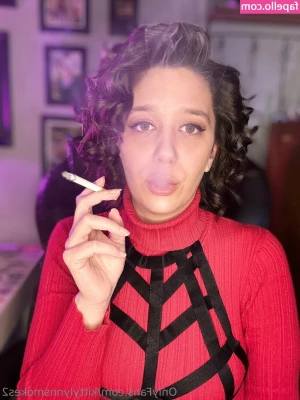 kittylynnsmokes2 - soo like .. should I untie thisss .. orrrr .. 🫣