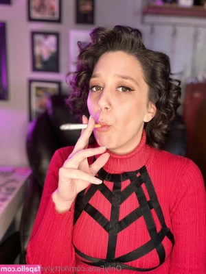kittylynnsmokes2 - Boop  what we all doin  I m super tired   come wake me up