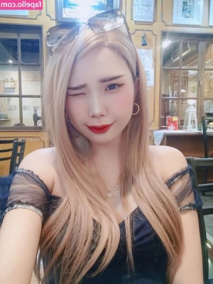 KimLili - Enjoying that post workout pump