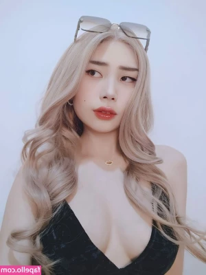 KimLili - Striptease integral et masturbation avec mon fouet lumineux   Tip 5 