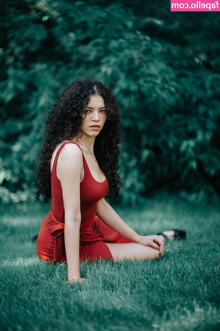 Brittany Venti [ brittany-venti ] - Cozy toes