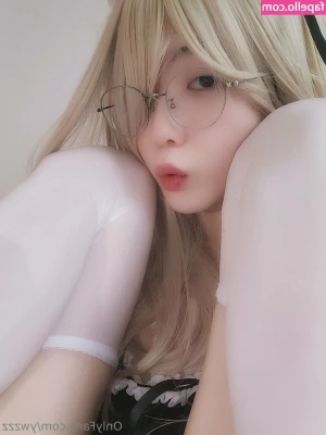 ywzzz - 0:25 Smooshed slo mo tiddies 😄