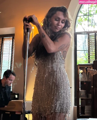 Miley Cyrus [ miley-cyrus ] - Dig into me babe 🤤