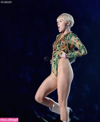 Miley Cyrus [ miley-cyrus ] - Te acordás de la apuesta que hice? Está en tu DM! Do you recall my