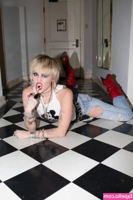 Miley Cyrus [ miley-cyrus ] - Had to fart   Who wants a sniff