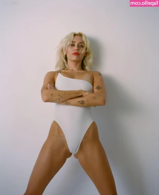 Miley Cyrus [ miley-cyrus ] - Hi guys  I am in New York City at the moment  I m having such a good