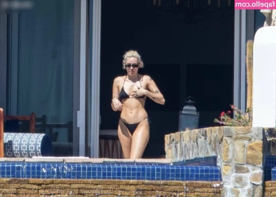 Miley Cyrus [ miley-cyrus ] - today suckedddd :/ bathtime set tomorrow morning <3