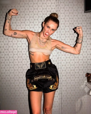 Miley Cyrus [ miley-cyrus ] - 😩 for some reason my messages aren’t sending rn sorry everyone