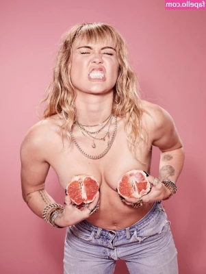 Miley Cyrus [ miley-cyrus ] - My Snapchat keeps getting deleted so make sure you follow my twitter 