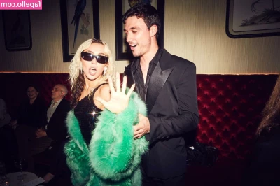Miley Cyrus [ miley-cyrus ] - Here's a little behind the scene action for you... The incredibly