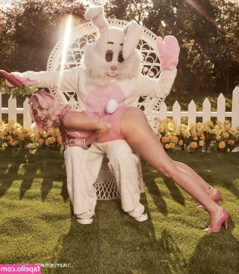 Miley Cyrus [ miley-cyrus ] - can I sit on your face? (Disrespectfully)  I think we can do better..
