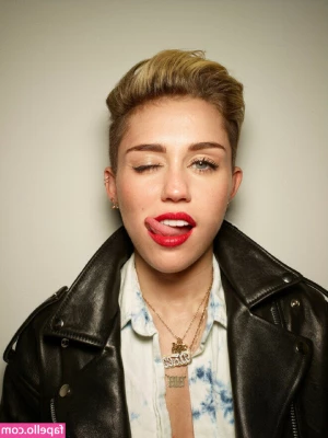 Miley Cyrus [ miley-cyrus ] - Amo dar meu cuzinho assim   adoro mais ainda quando ele goza dentro