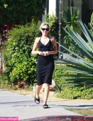 Miley Cyrus [ miley-cyrus ] - This is how I greet the the Uber driver when Tommy is out