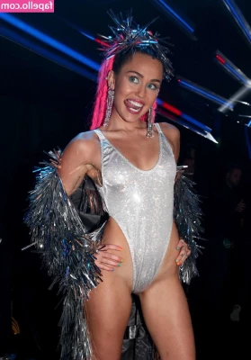 Miley Cyrus [ miley-cyrus ] - Well hi boys 😉💜🖤