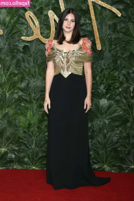 Lana Del Rey [ lana-del-rey ] - Can’t even be sorry about posting the same outfit twice in a row I