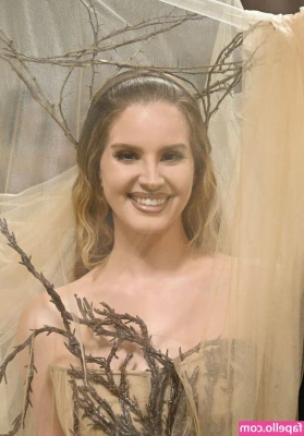 Lana Del Rey [ lana-del-rey ] - Haloween is getting closer and cloer and I am getting every day more