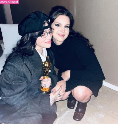 Lana Del Rey [ lana-del-rey ] - i hate this pic but who cares , i was reciving a massage i rememeber