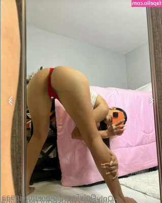 Wetchinaaa - me queda bien el rojo  que piensas  Red looks good on me  what do you