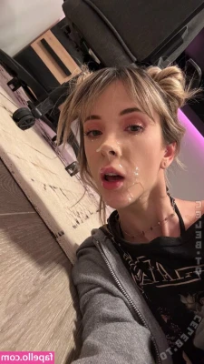 JadeVow [ jadevow-7 ] - When Da.ddy gives me that look I always spread my legs. 👅