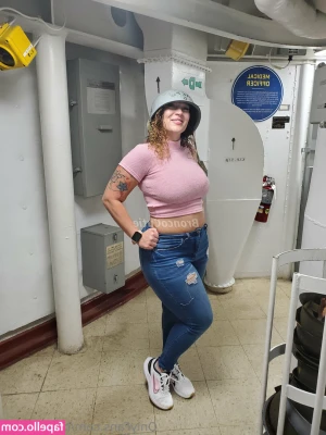 Broncocutie - A little spreading & wiggly toes for your Monday morning. Just