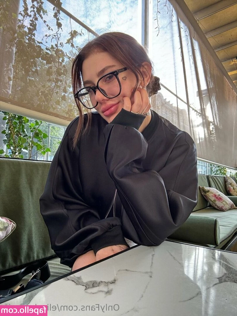 elisabrownie - Does bright lipstick look good on me