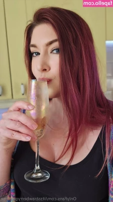 iitsstrawberrygemfree - I was in too much of a hurry to jump into the pool