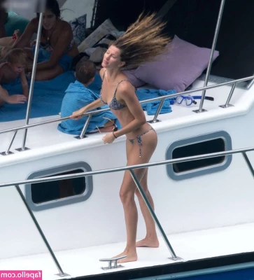 Gisele Bündchen [ gisele-bndchen ] - Peep that bejeweled booty