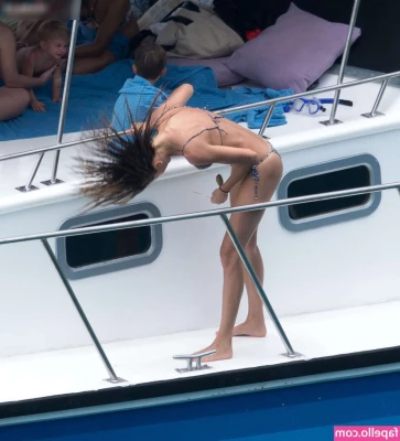 Gisele Bündchen [ gisele-bndchen ] - Give me a hand