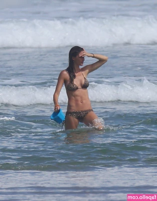 Gisele Bündchen [ gisele-bndchen ] - Panties on 🩲