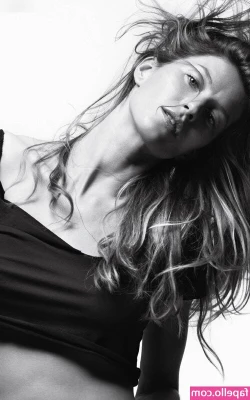 Gisele Bündchen [ gisele-bndchen ] - Red geranium and pink nails
