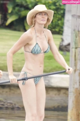 Gisele Bündchen [ gisele-bndchen ] - Hi baby  I m available to talk right now  Wait for your message