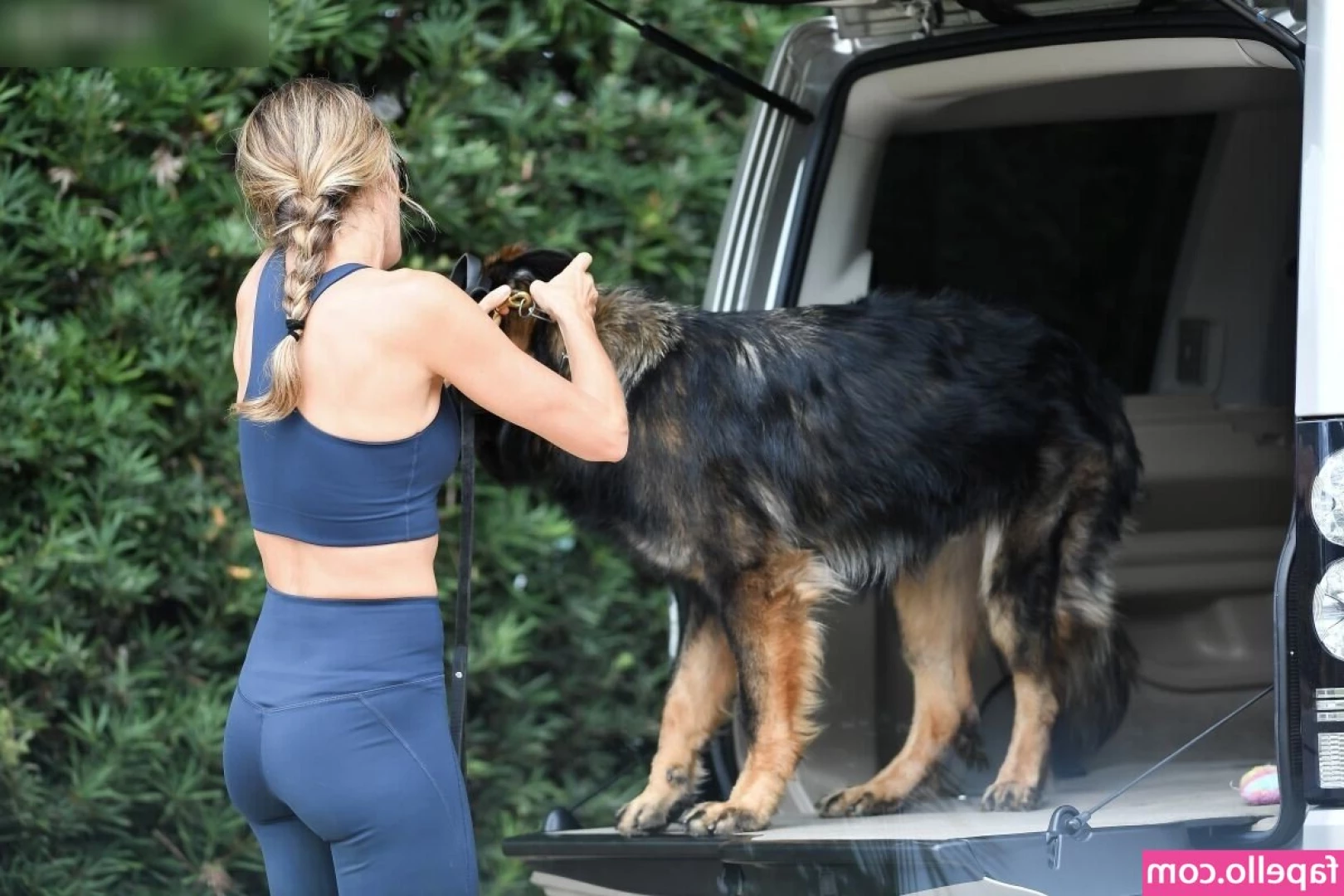 Gisele Bündchen [ gisele-bndchen ] - Y’all, I’m so horny today. Quick fuck in the staff changing room?