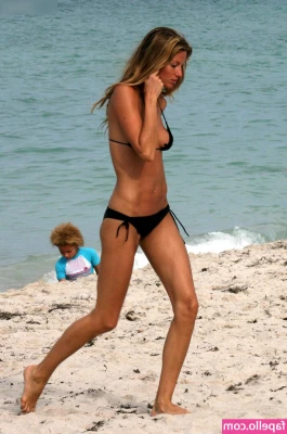 Gisele Bündchen [ gisele-bndchen ] - Another day in paradise🌴🤍