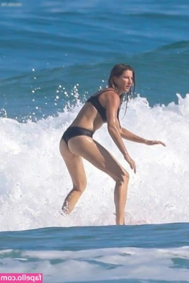 Gisele Bündchen [ gisele-bndchen ] - Active in my DM's all night - Don't be shy 😈😈