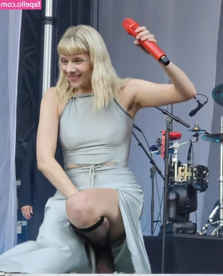 Aurora Aksnes [ aurora-aksnes ] - Shake it all off :)