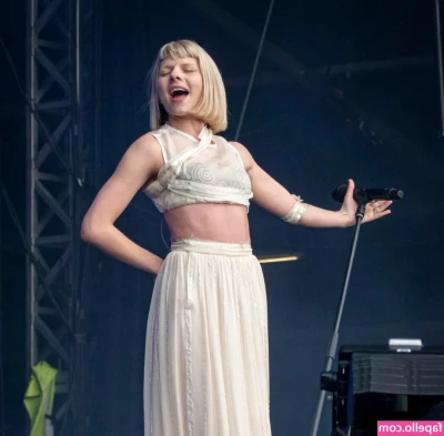 Aurora Aksnes [ aurora-aksnes ] - swipe to see more ass 🍑