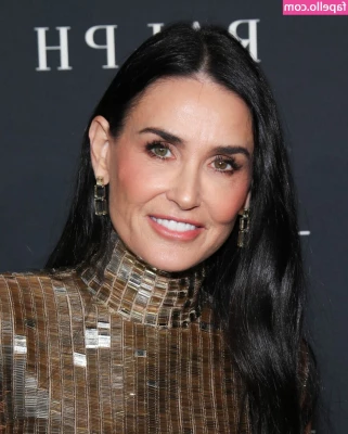 Demi Moore [ demi-moore ] - Squirting in the shower. Me-et the NEW Mr Happy 😉