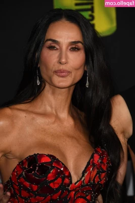 Demi Moore [ demi-moore ] - Had to take another photo after my sweaty workout 😈