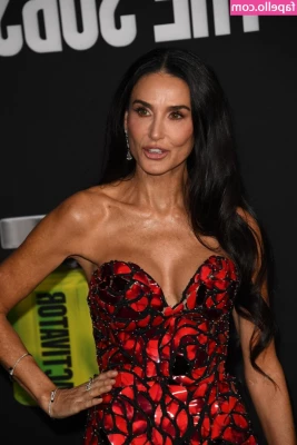 Demi Moore [ demi-moore ] - Sitting Reach Around