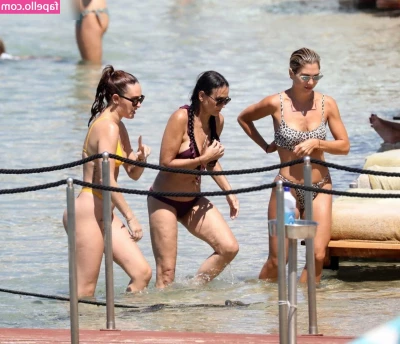 Demi Moore [ demi-moore ] - My fat ass takes up so much floor space 😜
