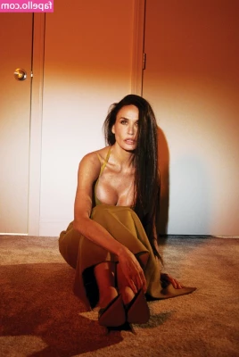 Demi Moore [ demi-moore ] - Feelin the holiday spirit    Are u with me