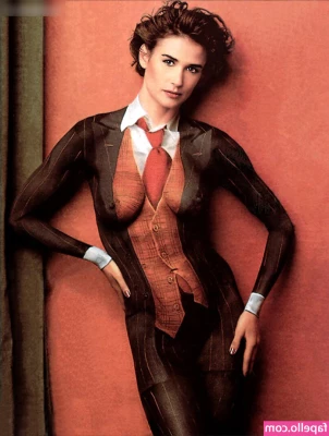Demi Moore [ demi-moore ] - I wanna hang out with you    一緒にお出かけする前の準備