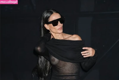 Demi Moore [ demi-moore ] - Leggings on and off