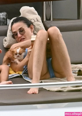 Demi Moore [ demi-moore ] - 자위 하다 분수쇼 안되서딜도 대신 자지로 보지