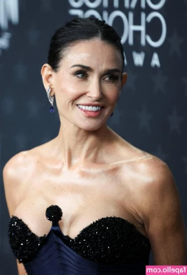 Demi Moore [ demi-moore ] - waiting for daddy to come home in my cat ears and stockings...🥺 I