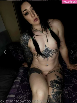 Goth Muscle Mommy [ goth-muscle-mommy ] - lend me a haanndd so i can take pics while my   andd   r being played