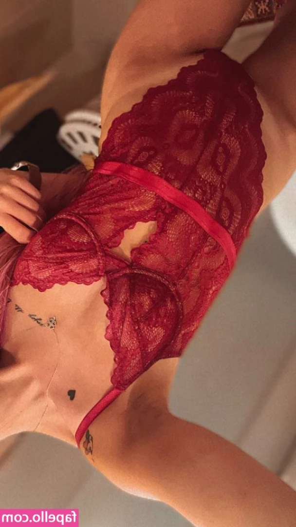 Leahgoeswilde - Playing with my favorite dildo again  Full clip available in your DM