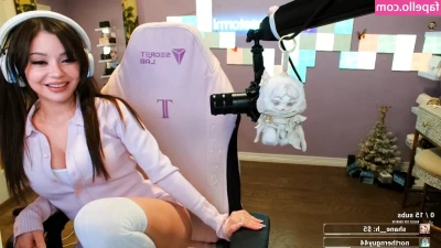 Lilchiipmunk - New video !! Playing with my pussy outside !