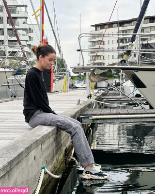 NoraExplorer - skinny waist  pretty face